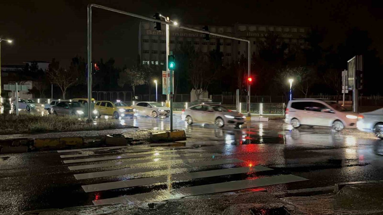 Elazığ’da sağanak etkisini sürdürüyor