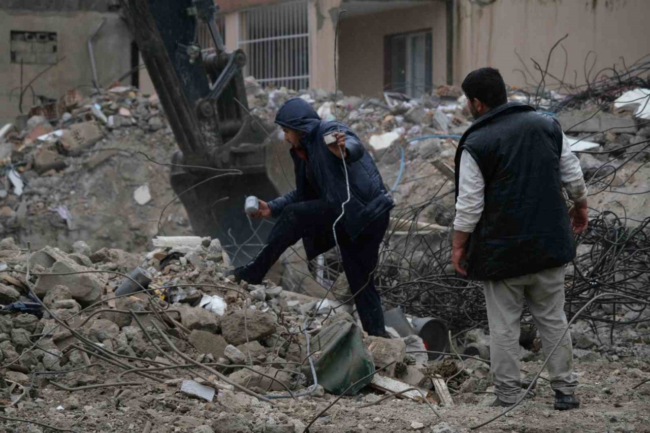 Hatay’da enkaz kaldırma çalışmaları zorlu hava şartlarına rağmen devam ediyor