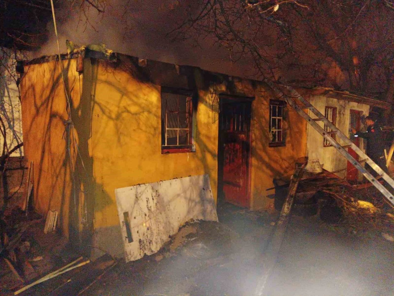 Depoda çıkan yangın büyümeden söndürüldü