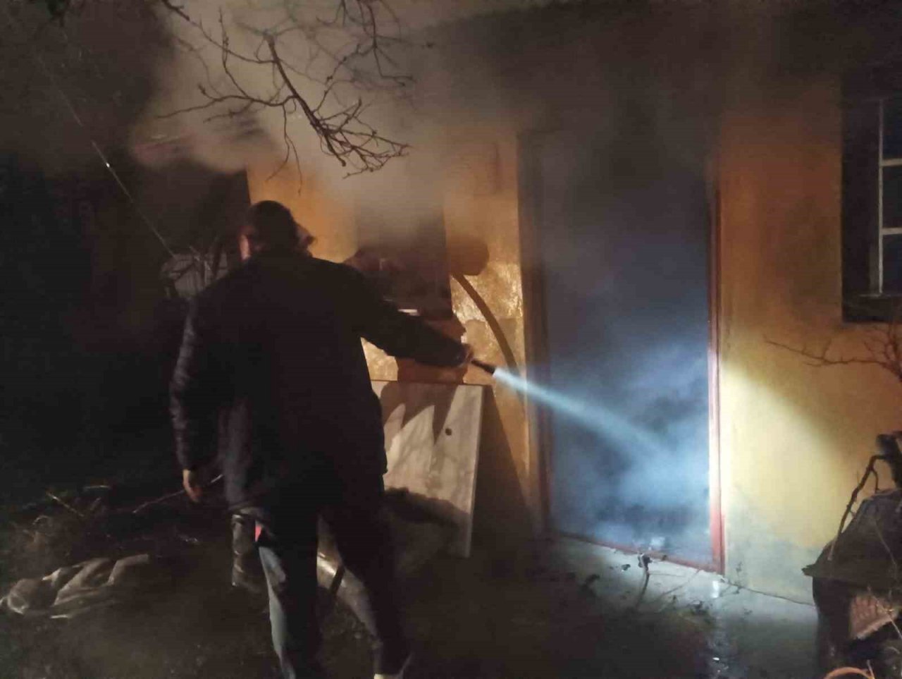 Depoda çıkan yangın büyümeden söndürüldü