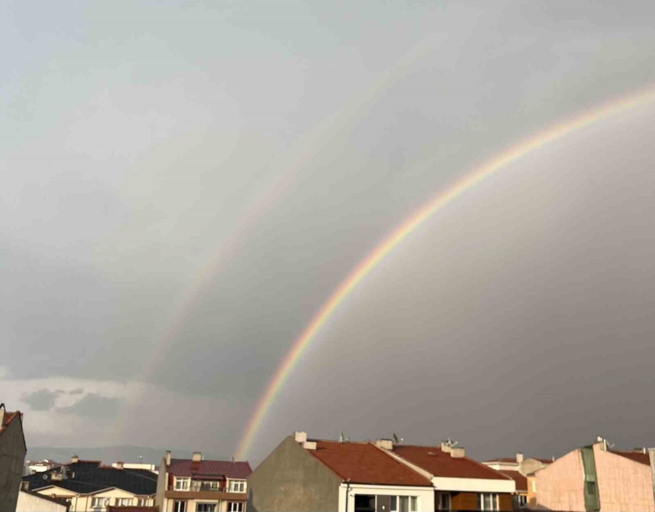 Eskişehir’de gökkuşağı görsel şölen oluşturdu