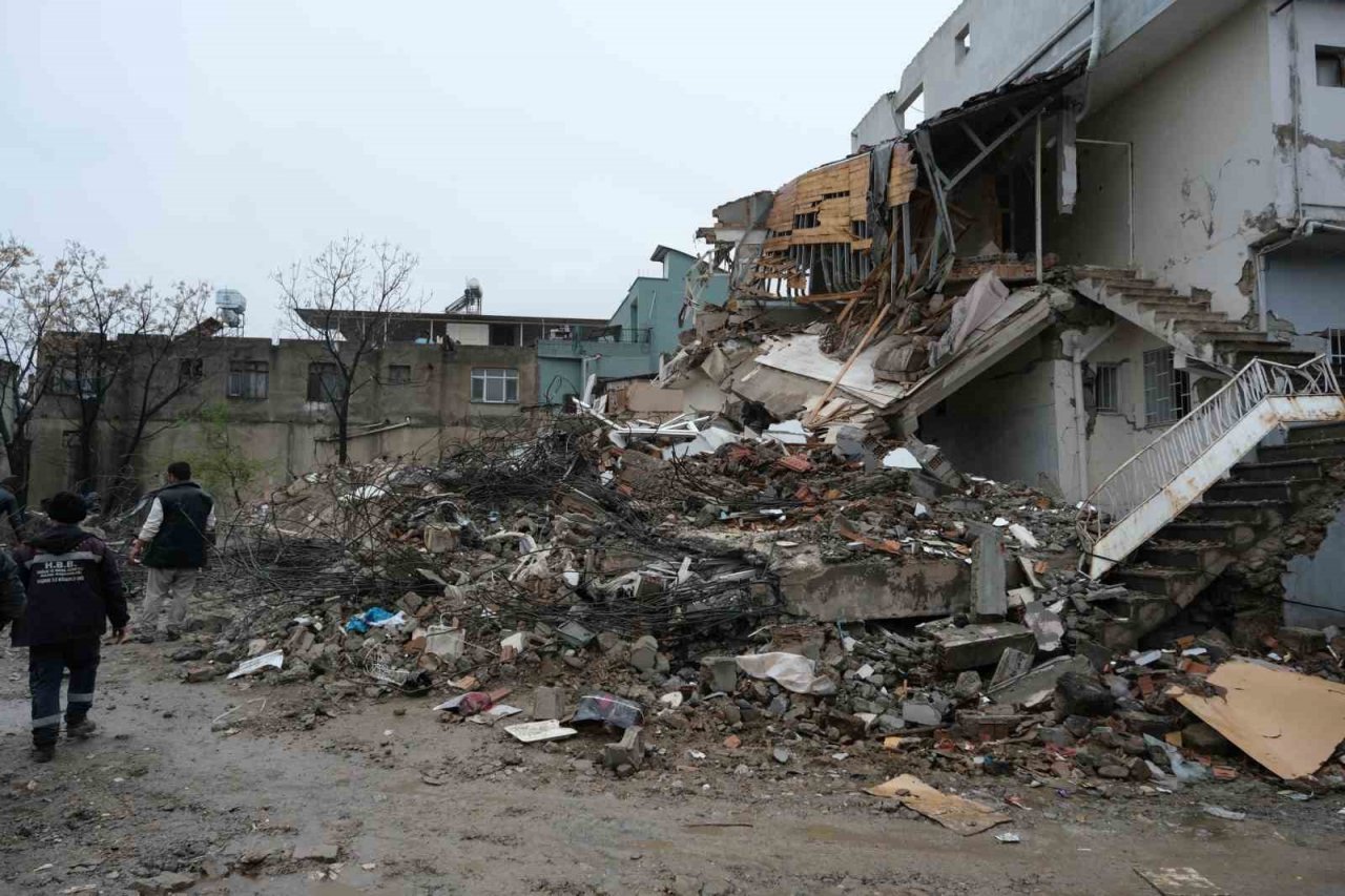 Hatay’da enkaz kaldırma çalışmaları zorlu hava şartlarına rağmen devam ediyor