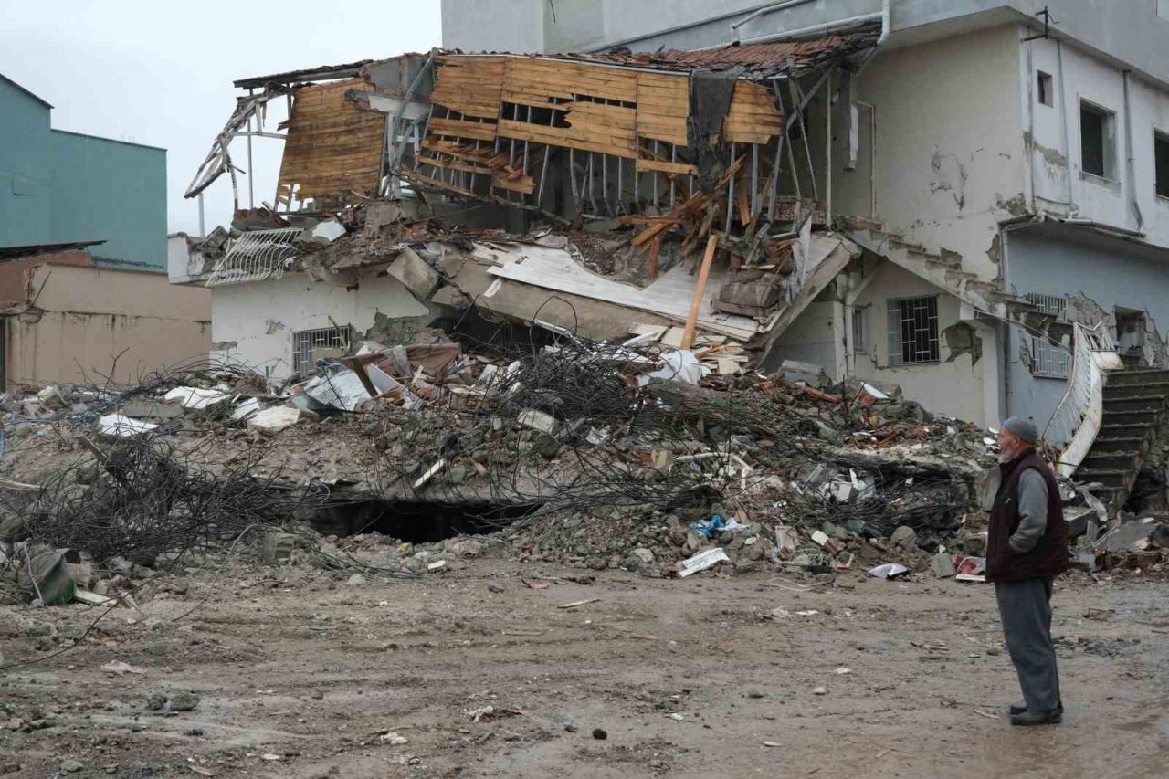 Hatay’da enkaz kaldırma çalışmaları zorlu hava şartlarına rağmen devam ediyor