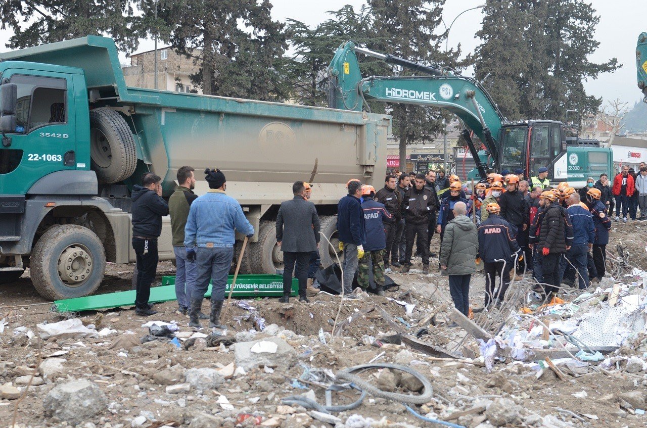 Depremin 49’uncu gününde enkazdan bir kadın cesedi çıkartıldı