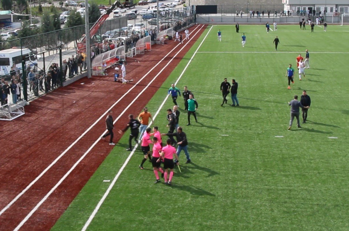 Yenilen takımın yöneticileri hakeme saldırdı