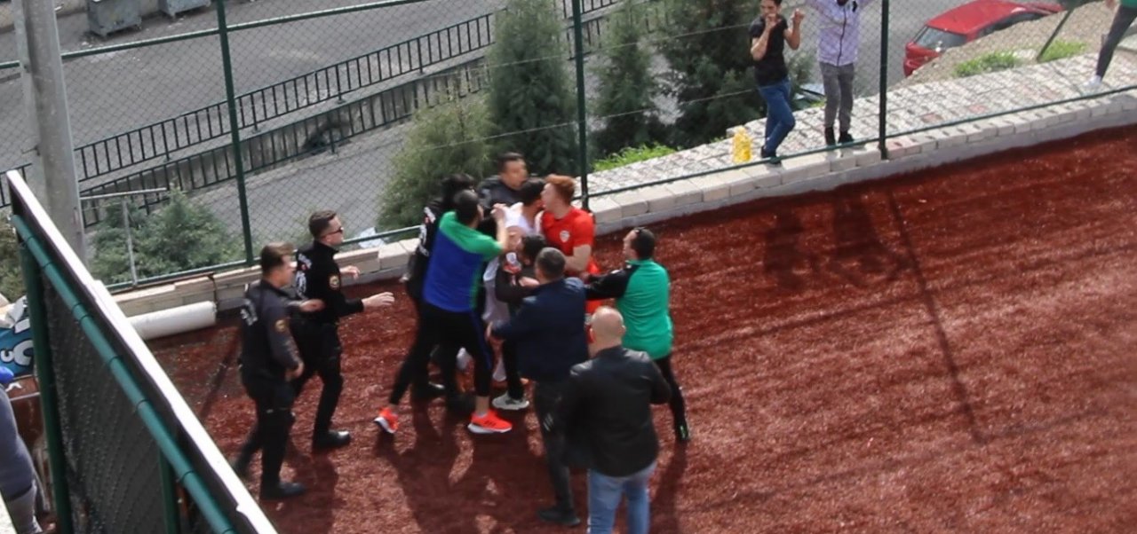 Yenilen takımın yöneticileri hakeme saldırdı