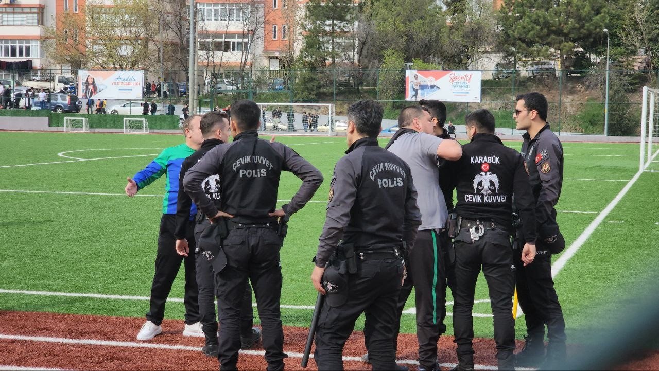 Yenilen takımın yöneticileri hakeme saldırdı