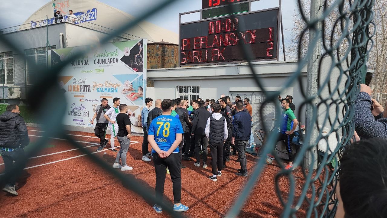 Yenilen takımın yöneticileri hakeme saldırdı