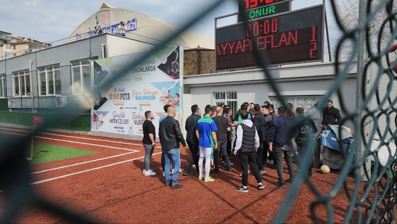 Yenilen takımın yöneticileri hakeme saldırdı