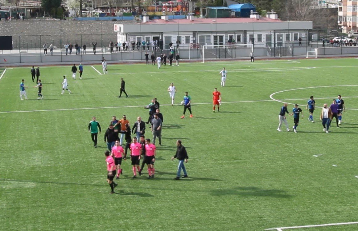 Yenilen takımın yöneticileri hakeme saldırdı