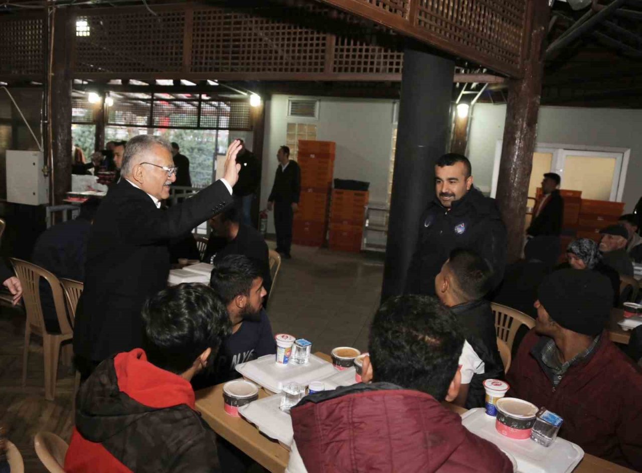 Başkan Büyükkılıç iftarını vatandaşla açtı