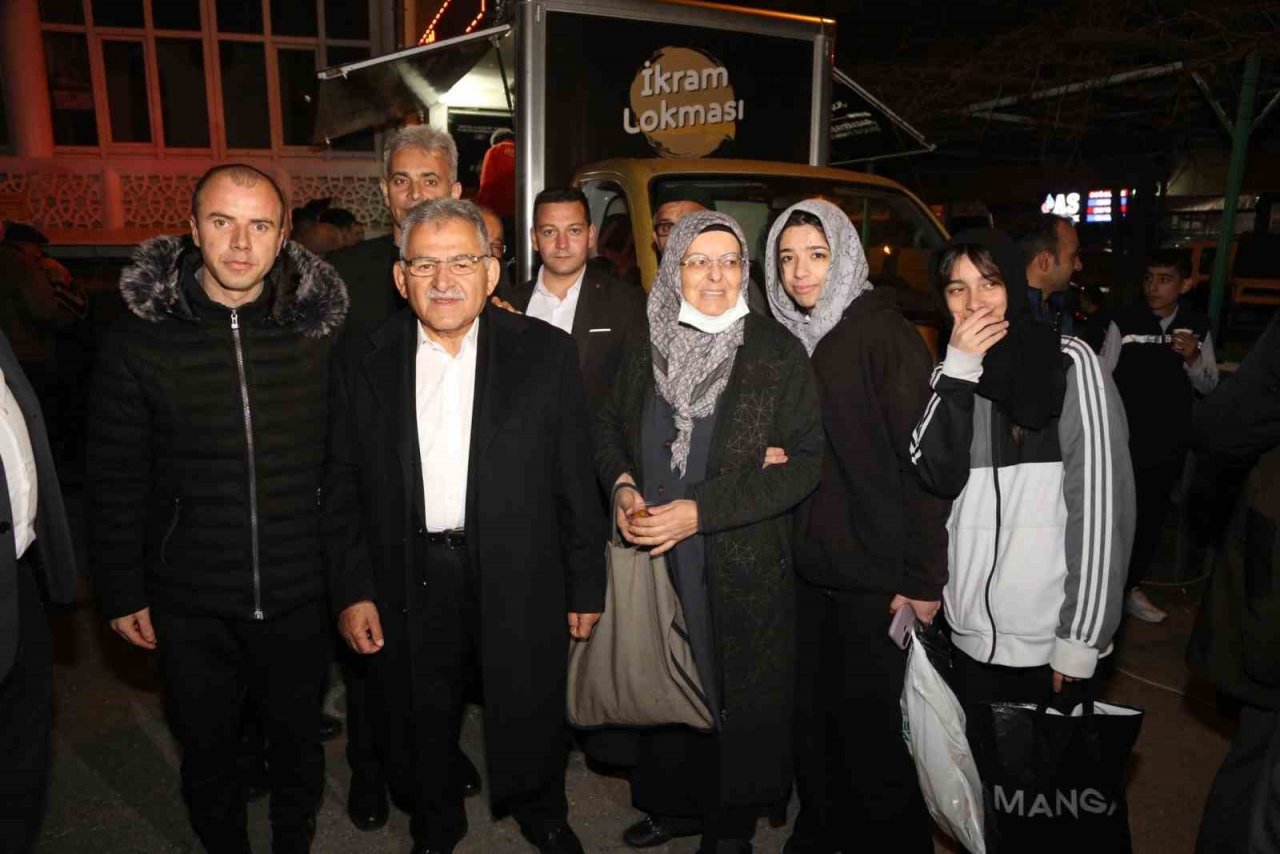 Başkan Büyükkılıç iftarını vatandaşla açtı