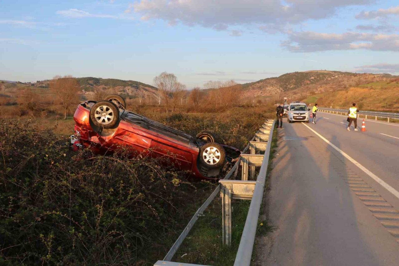 Amasya’da otomobil bariyere çarparak takla attı: 4 yaralı