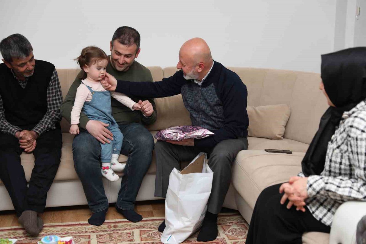 Çolakbayrakdar çifti, iftarda depremzede ailenin misafiri oldu