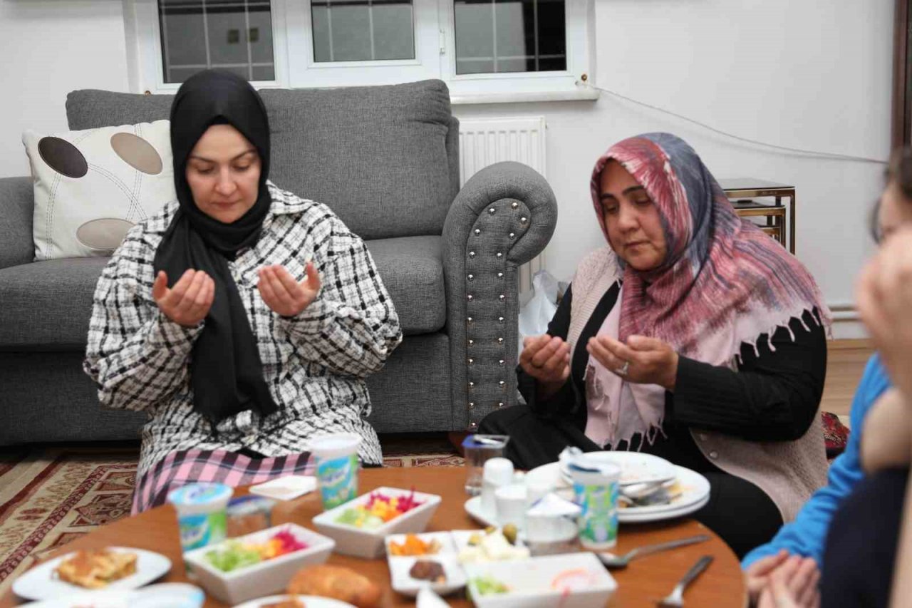 Çolakbayrakdar çifti, iftarda depremzede ailenin misafiri oldu
