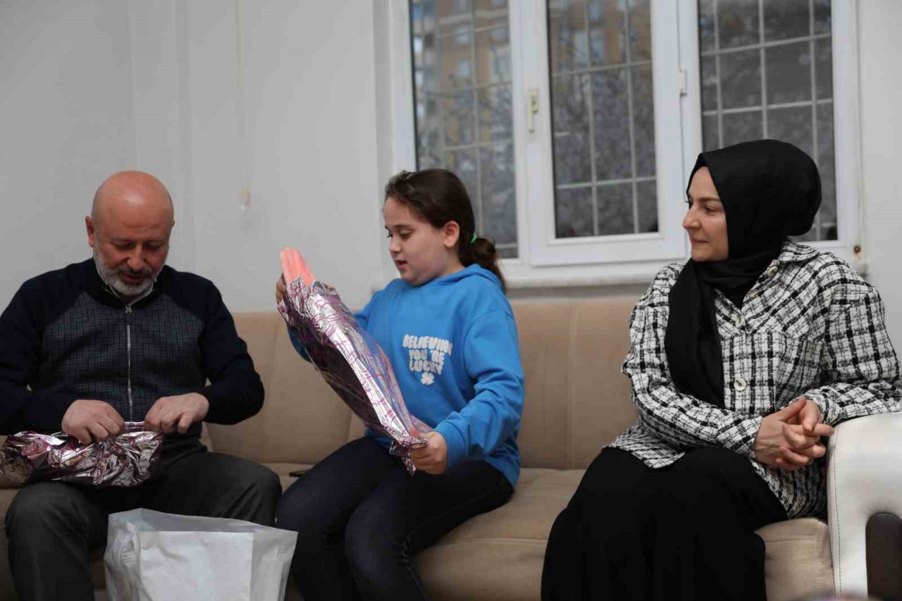 Çolakbayrakdar çifti, iftarda depremzede ailenin misafiri oldu