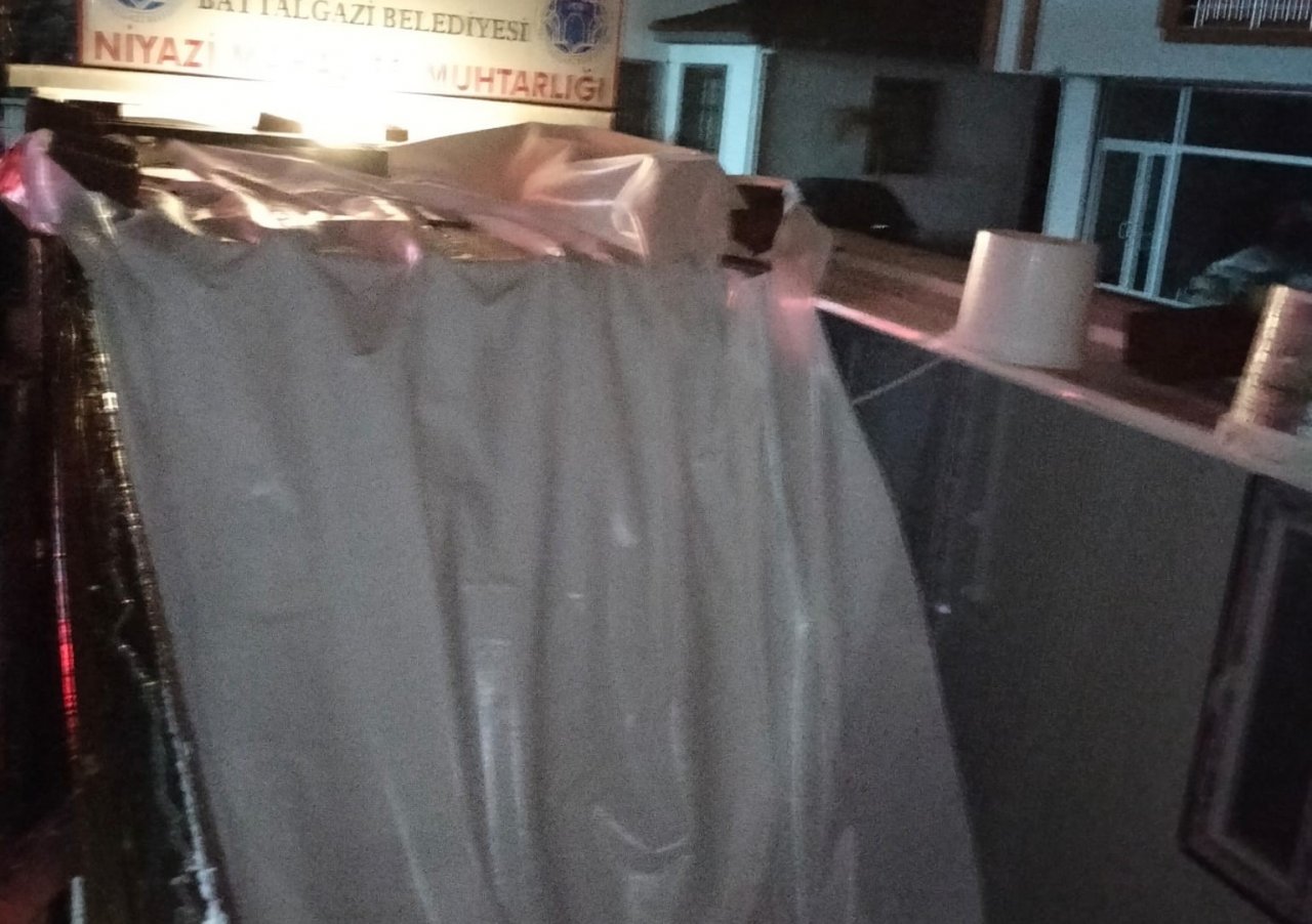 Malatya’da yağış sonrası konteynerin tavanı çöktü