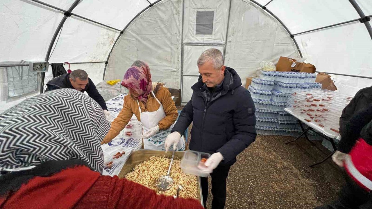 Tahmazoğlu Adıyamanlı depremzedelerle iftar açtı