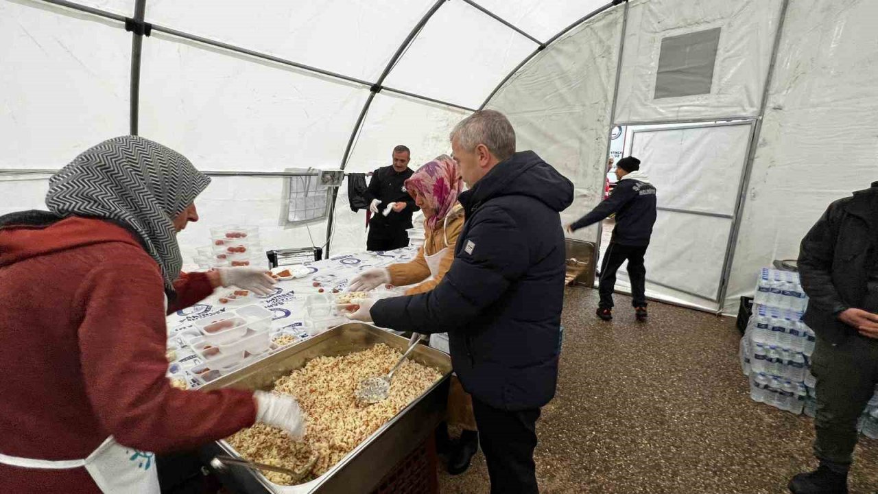 Tahmazoğlu Adıyamanlı depremzedelerle iftar açtı