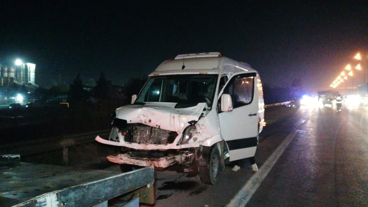 TEM’in orta şeridinde terk edilen otomobil kazaya sebep oldu: 4 yaralı