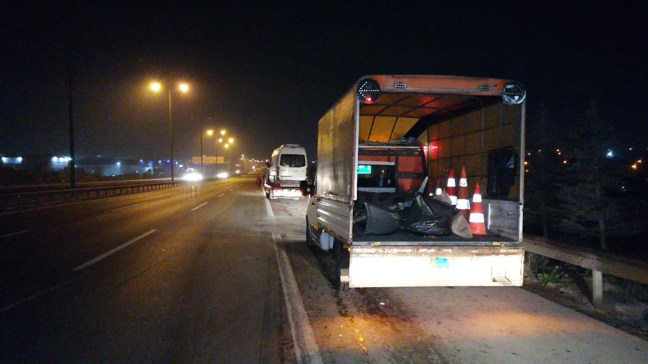 TEM’in orta şeridinde terk edilen otomobil kazaya sebep oldu: 4 yaralı