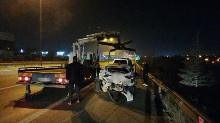 TEM’in orta şeridinde terk edilen otomobil kazaya sebep oldu: 4 yaralı