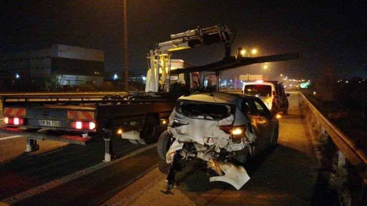 TEM’in orta şeridinde terk edilen otomobil kazaya sebep oldu: 4 yaralı