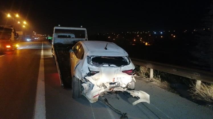 TEM’in orta şeridinde terk edilen otomobil kazaya sebep oldu: 4 yaralı