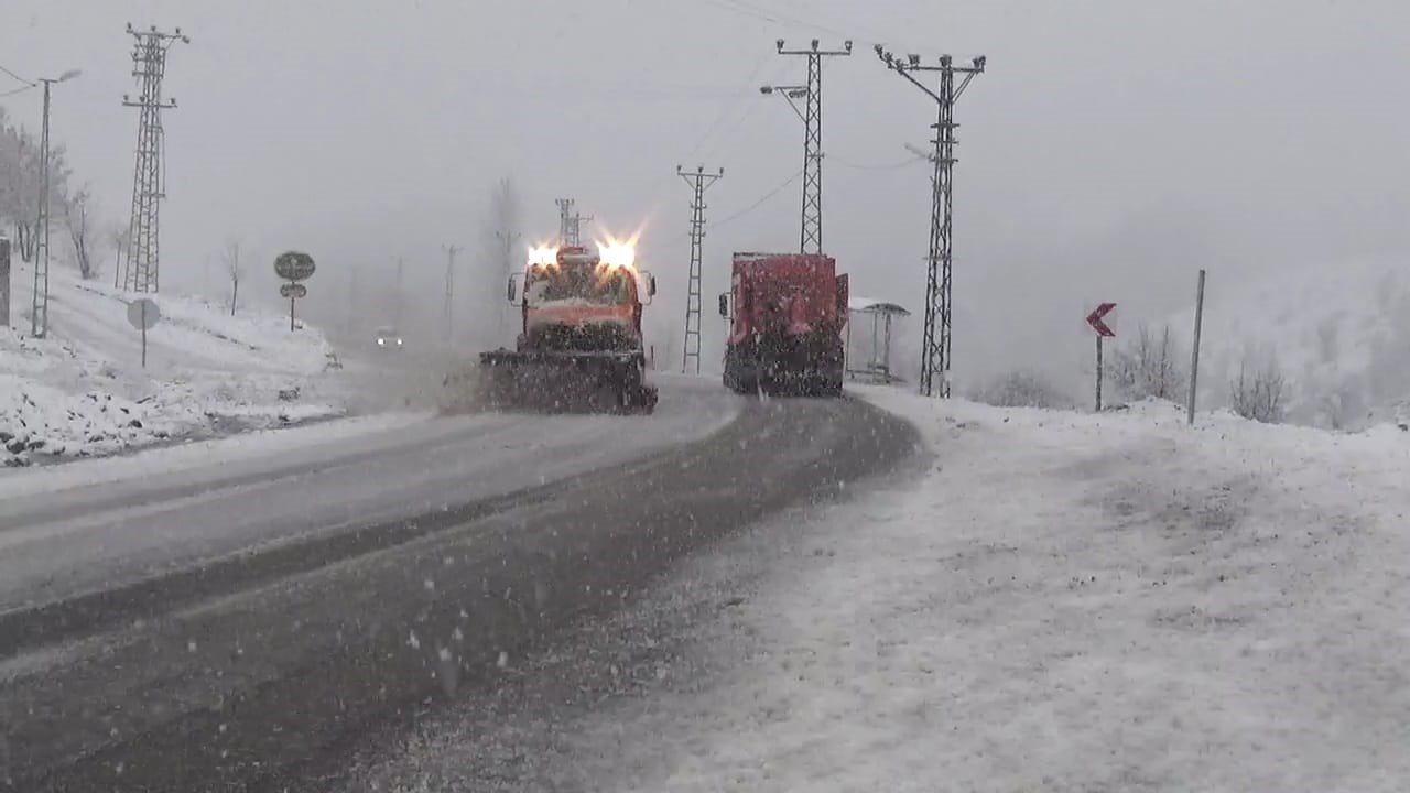 Tunceli-Erzincan karayolu tır trafiğine açıldı