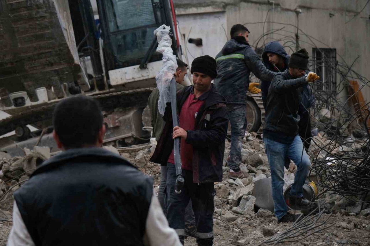 Hatay’da enkaz kaldırma çalışmaları zorlu hava şartlarına rağmen devam ediyor