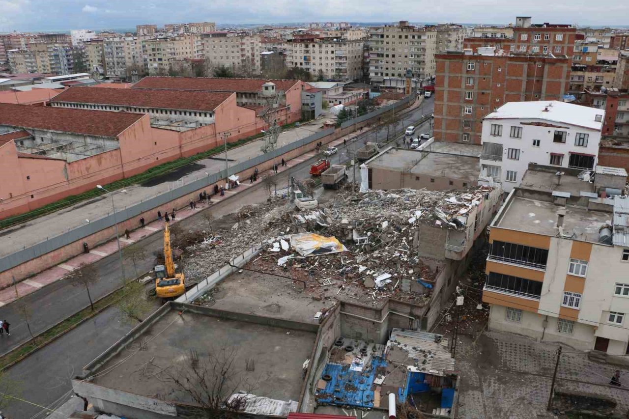 Diyarbakır’da acil yıkılacak binaların enkaz kaldırma çalışmaları devam ediyor