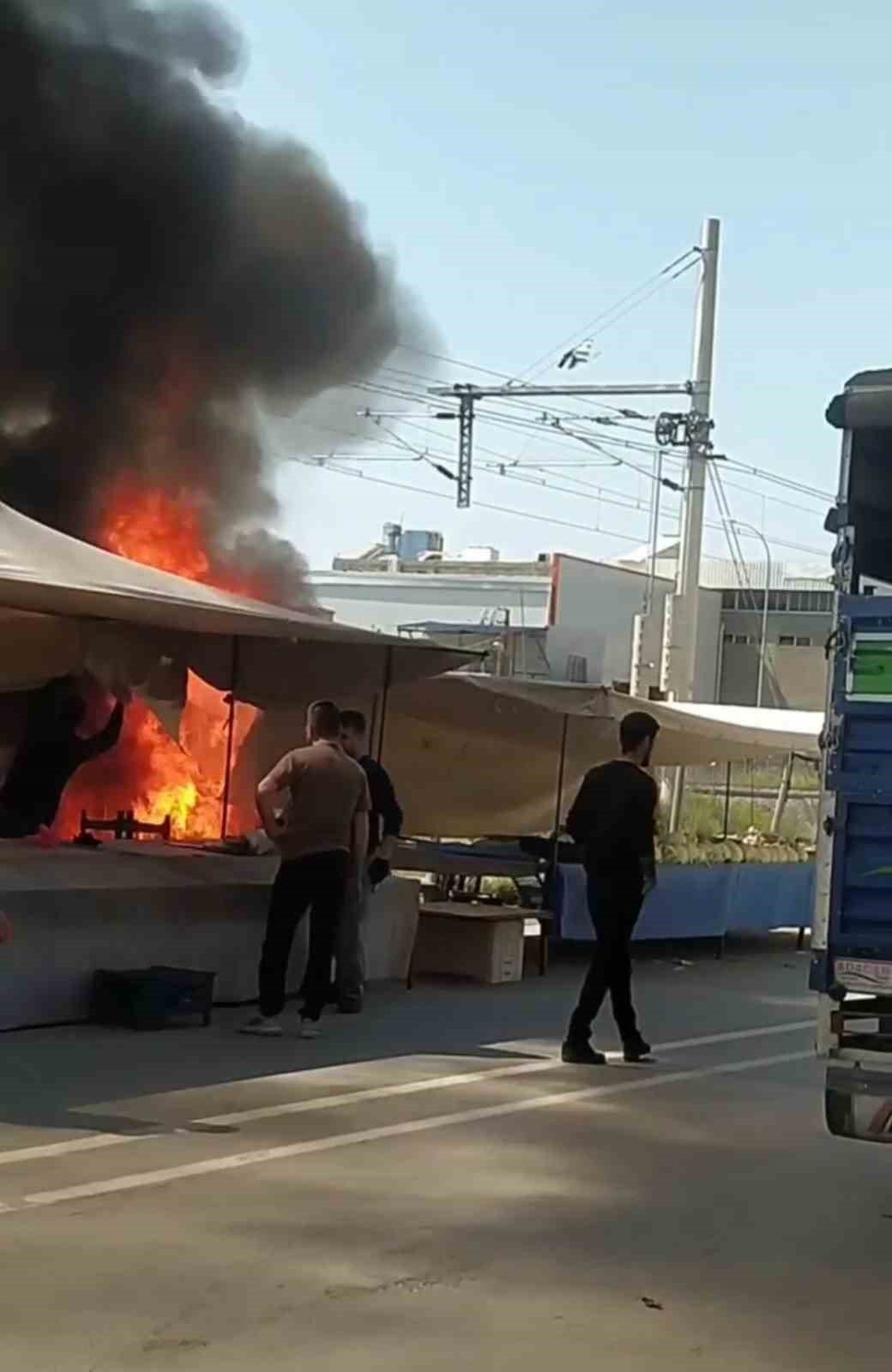 Depremzede ailenin semt pazarına kurduğu çadır yandı