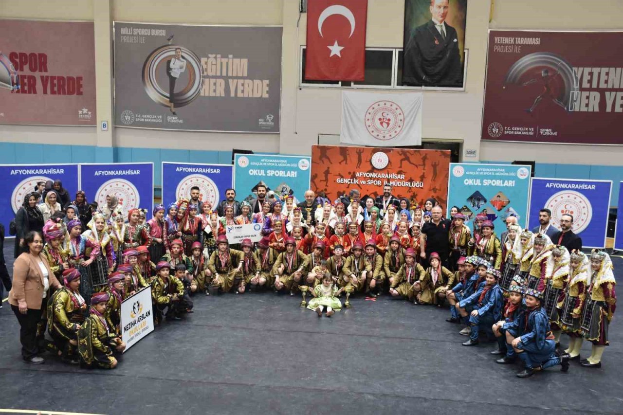 Halk oyunlarının yıldızı Çobanlar oldu