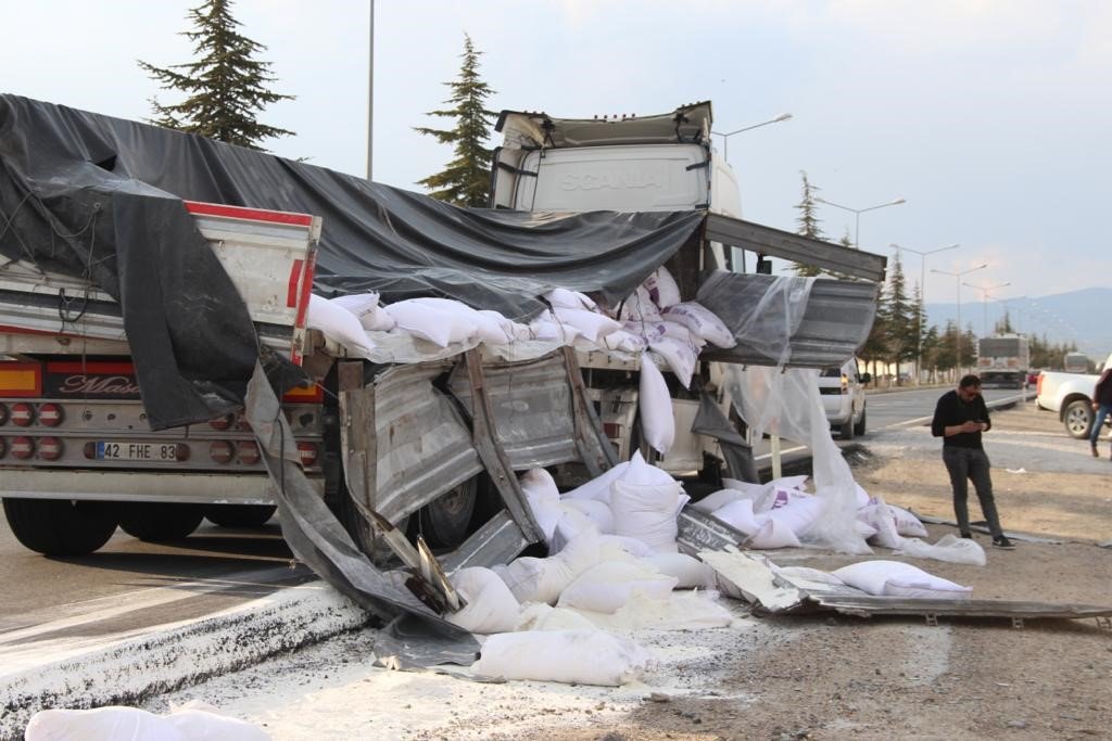 Parçalanan tırın dorsesindeki 200’e yakın un çuvalı etrafı dağıldı