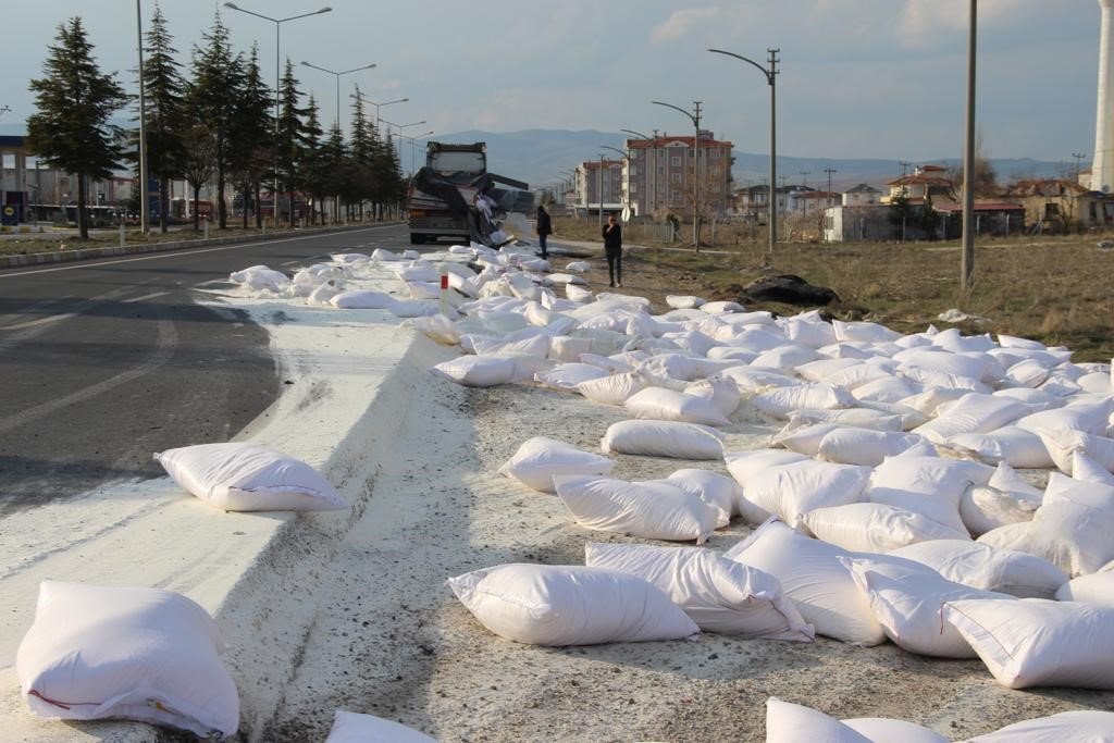 Parçalanan tırın dorsesindeki 200’e yakın un çuvalı etrafı dağıldı