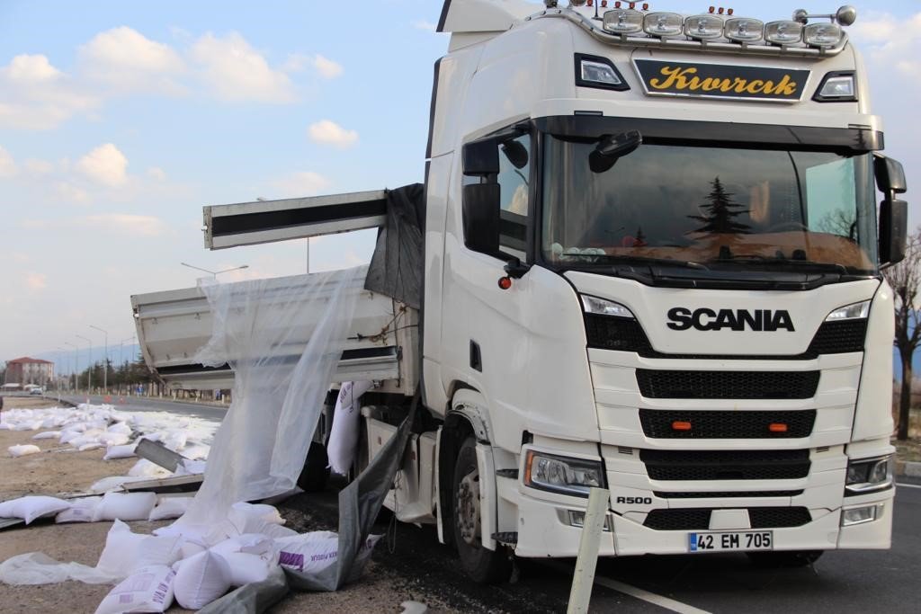 Parçalanan tırın dorsesindeki 200’e yakın un çuvalı etrafı dağıldı