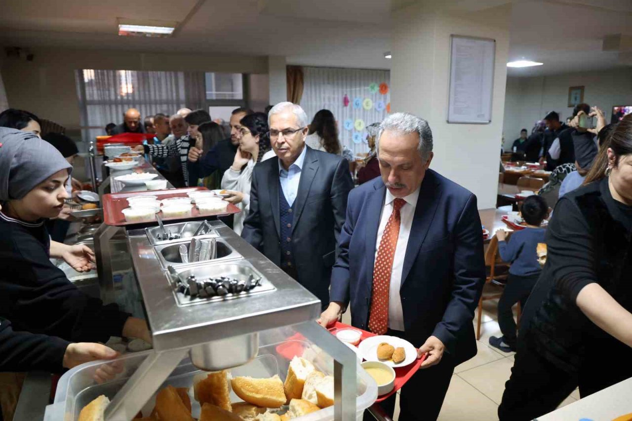 Başkan Yalçın ve Kaymakam Dönmez depremzedelerle iftar sofrasında