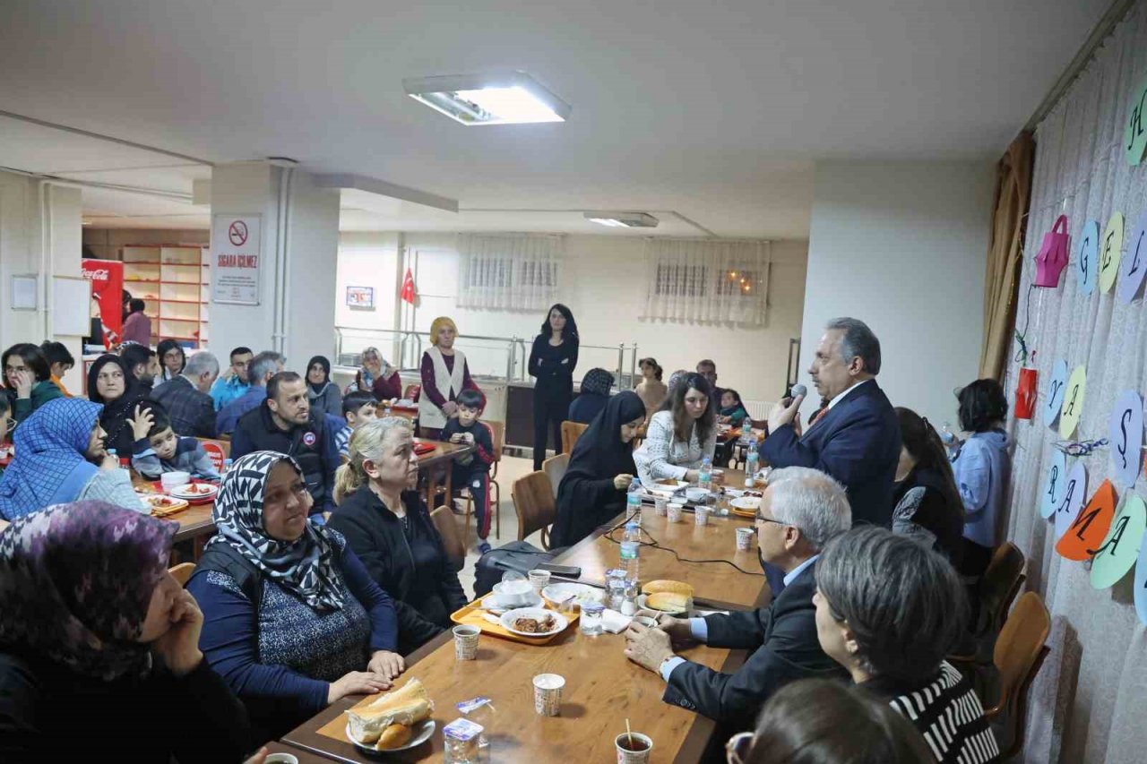 Başkan Yalçın ve Kaymakam Dönmez depremzedelerle iftar sofrasında