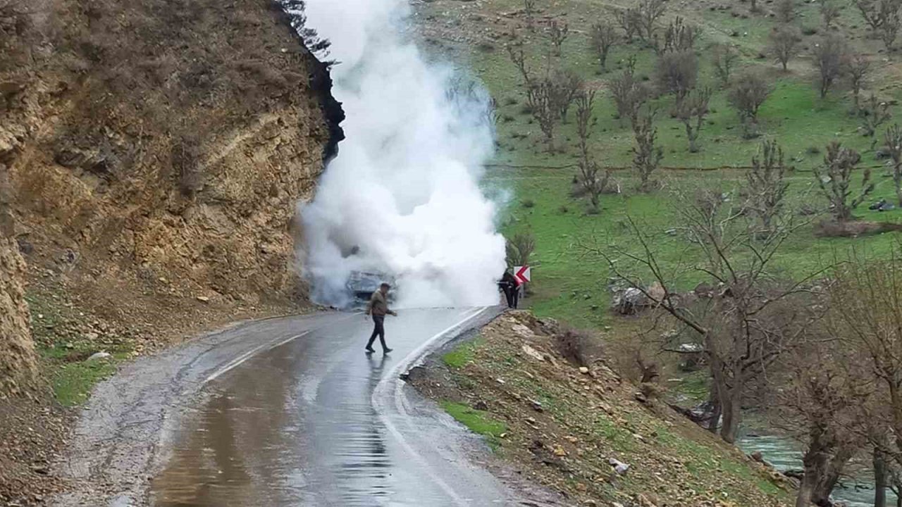 Şırnak’ta beton mikseriyle çarpışan ambulans alevlere teslim oldu