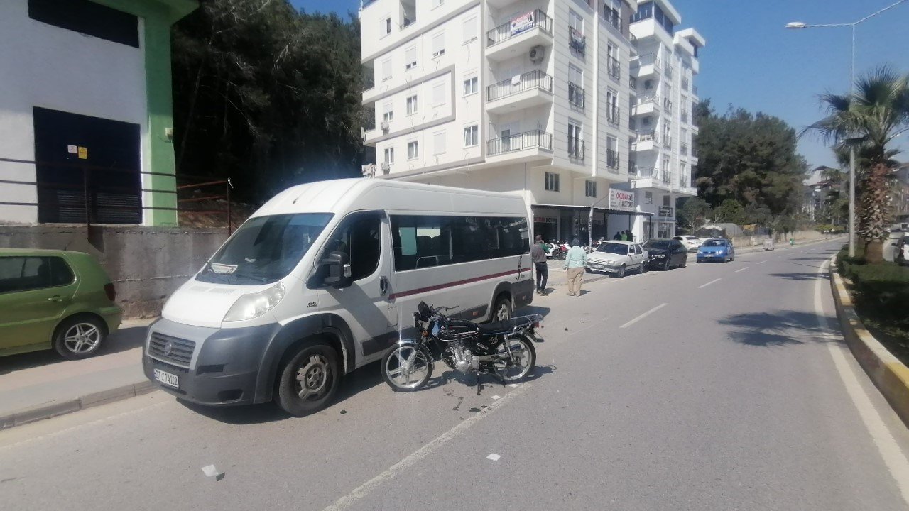 Otomobile çarpıp yola savruldular