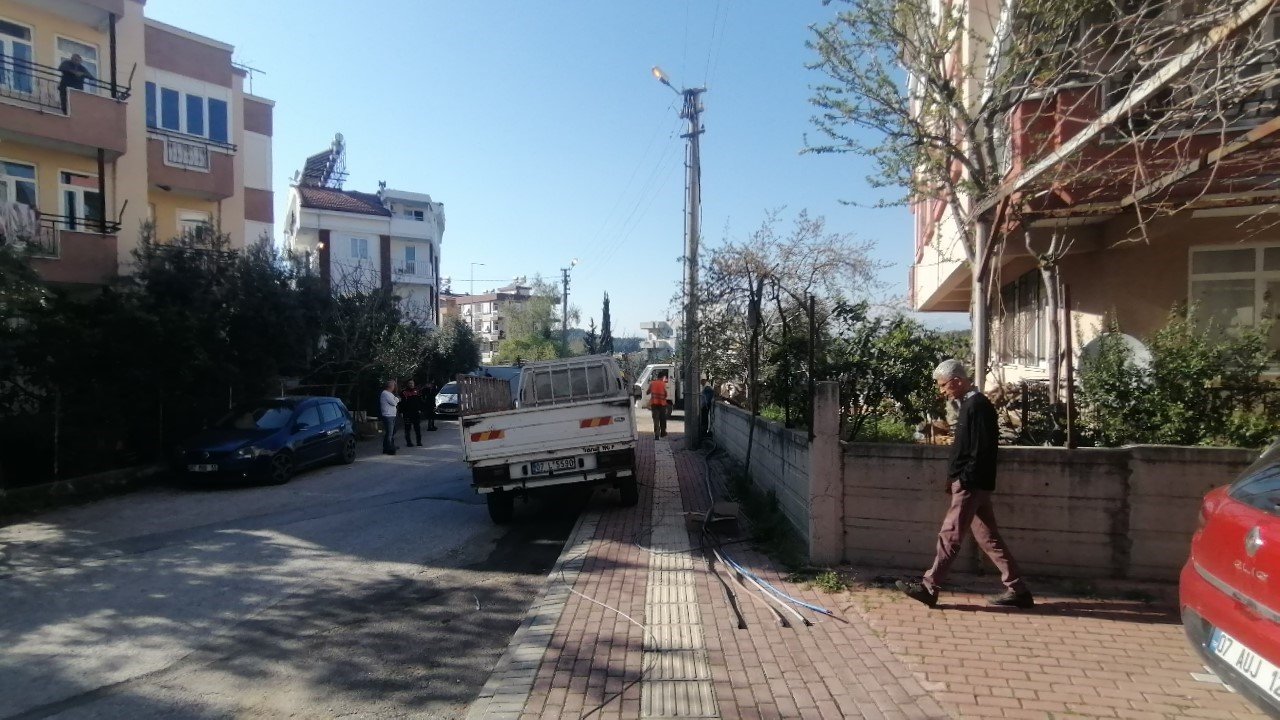 Bakım için çıktığı direkte elektrik akımına kapıldı