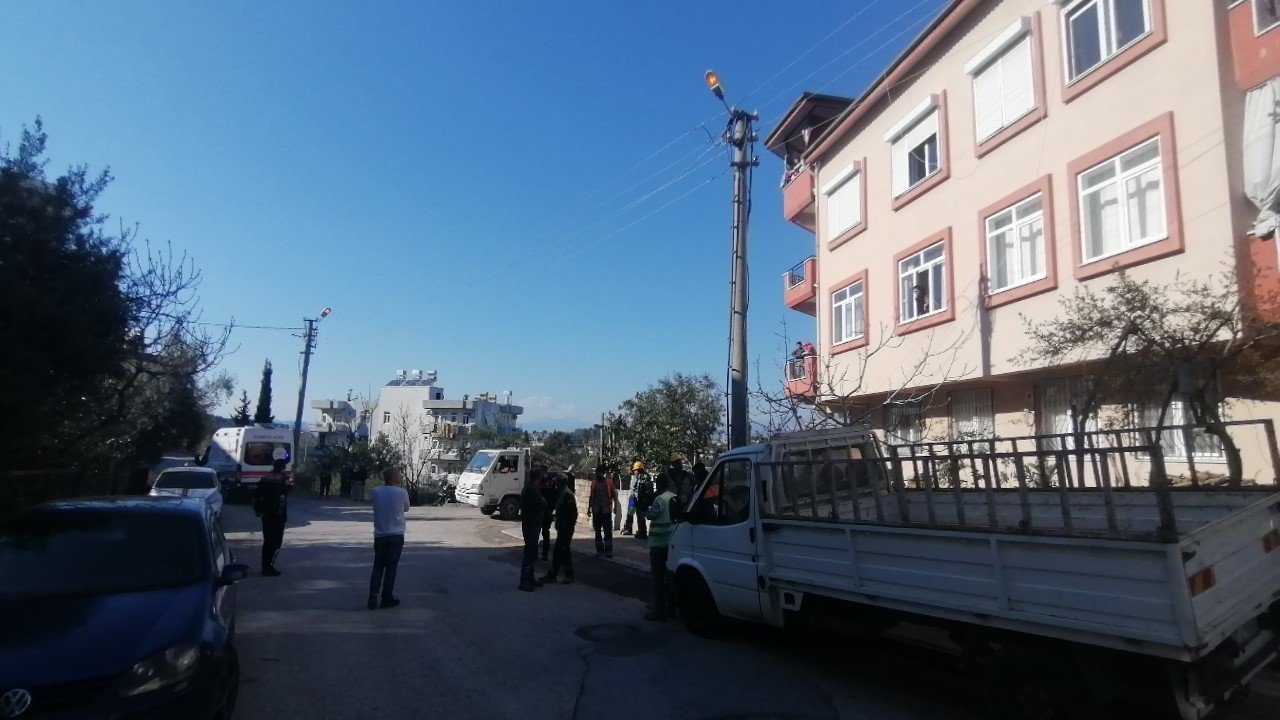 Bakım için çıktığı direkte elektrik akımına kapıldı