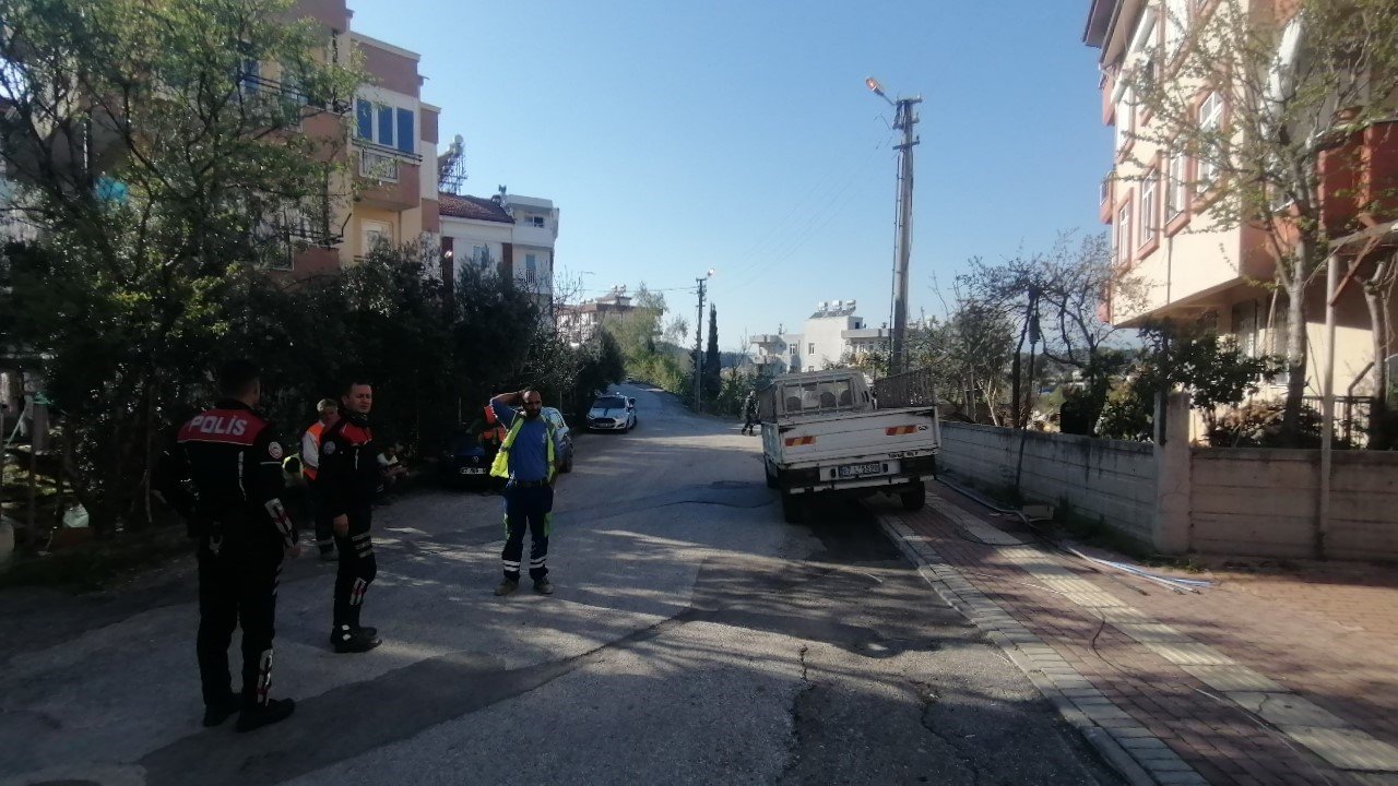 Bakım için çıktığı direkte elektrik akımına kapıldı