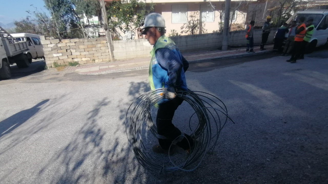 Bakım için çıktığı direkte elektrik akımına kapıldı