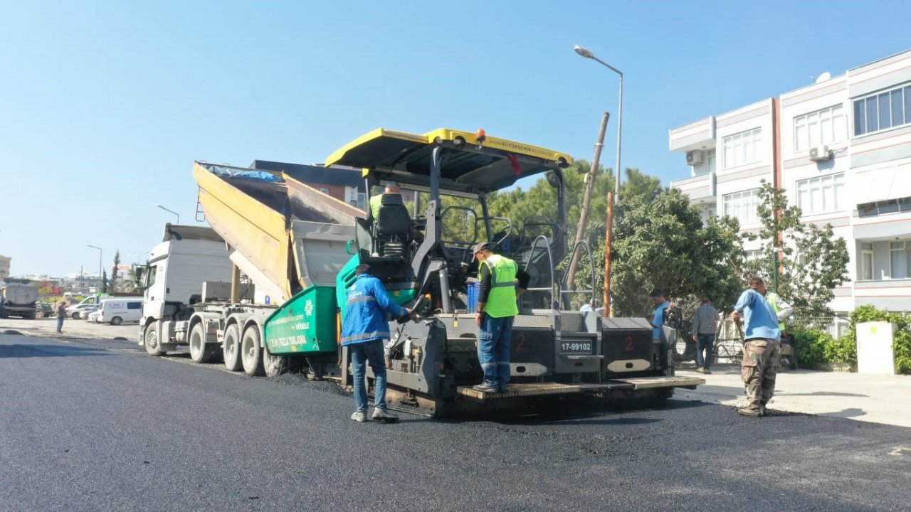 Aydın Büyükşehir Belediyesi Kuşadası’nda yol yapım çalışmalarına devam ediyor