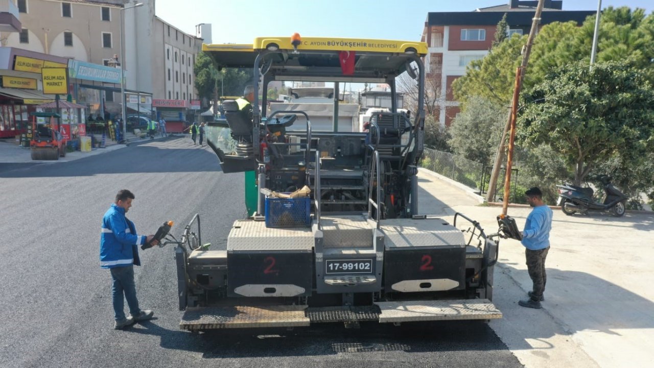 Aydın Büyükşehir Belediyesi Kuşadası’nda yol yapım çalışmalarına devam ediyor