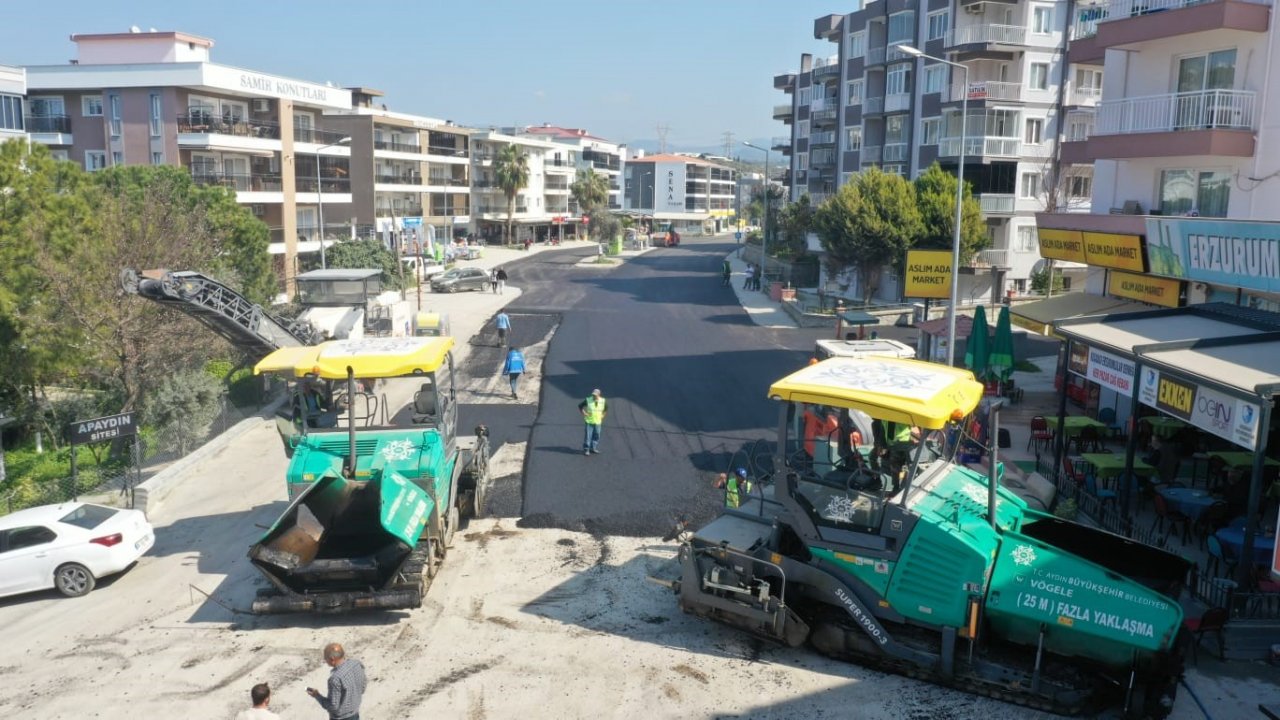 Aydın Büyükşehir Belediyesi Kuşadası’nda yol yapım çalışmalarına devam ediyor