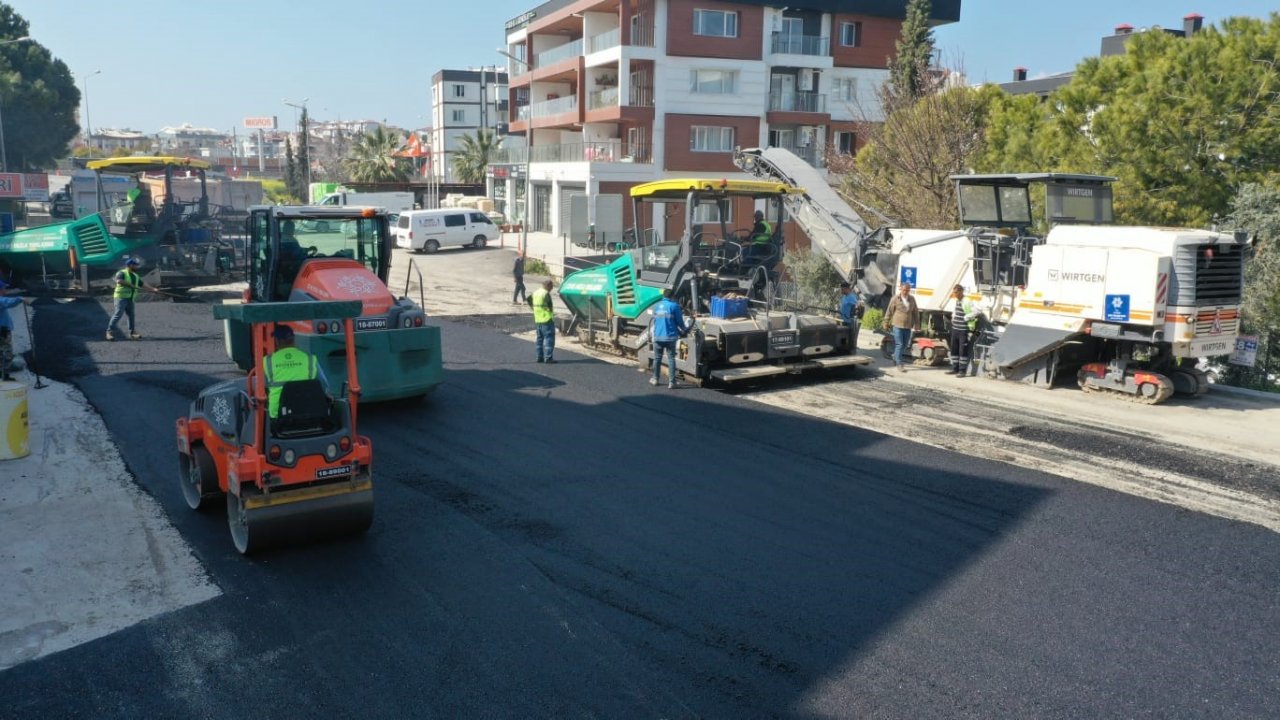Aydın Büyükşehir Belediyesi Kuşadası’nda yol yapım çalışmalarına devam ediyor