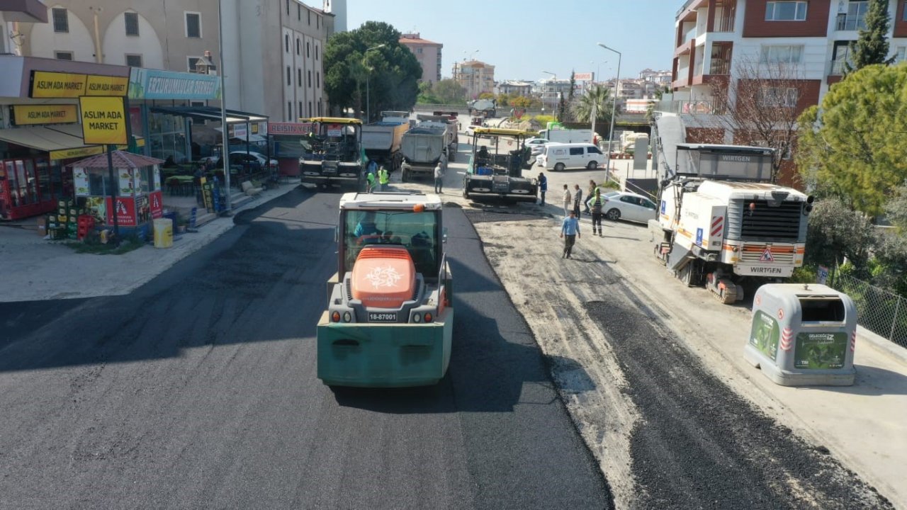 Aydın Büyükşehir Belediyesi Kuşadası’nda yol yapım çalışmalarına devam ediyor