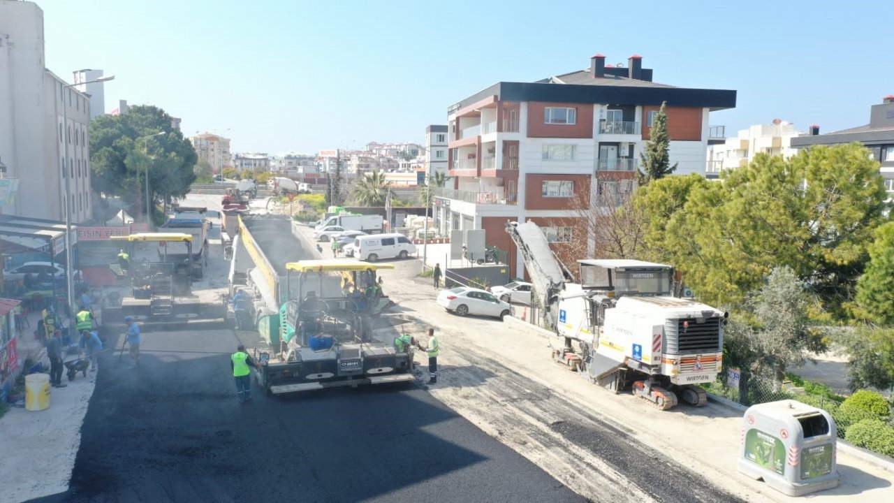 Aydın Büyükşehir Belediyesi Kuşadası’nda yol yapım çalışmalarına devam ediyor